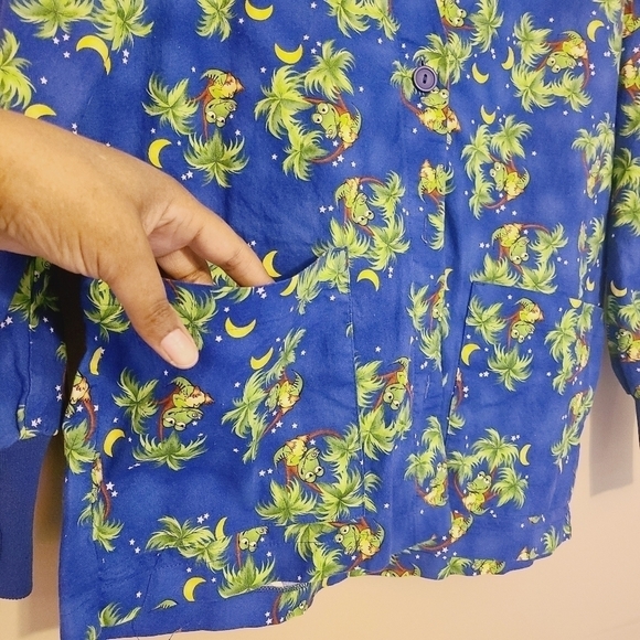 Peaches Uniforms | Women's Frog in Palm Tree Printed Scrubs Jacket (Size Small) - Picture 8 of 13